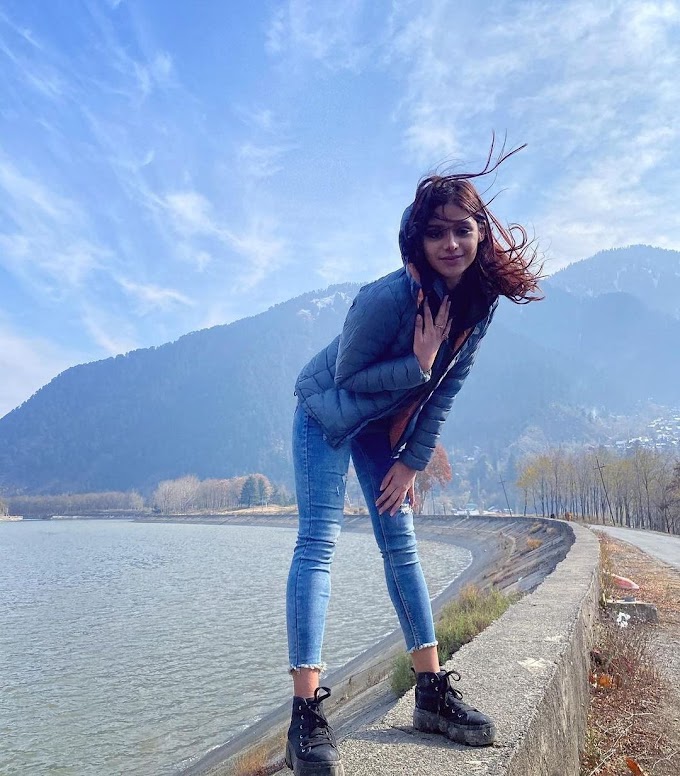 Pranati Rai Prakash posted a flash serenity of the mountains in Kashmir..whether we should focus.. on her cuteness or scenery ? देखिये, कैसे अभिनेत्री प्रणति राय प्रकाश पहाड़ों की खूबसूरती में खोई आईं नज़र , शेयर की यह थ्रोबैक फोटो ! 