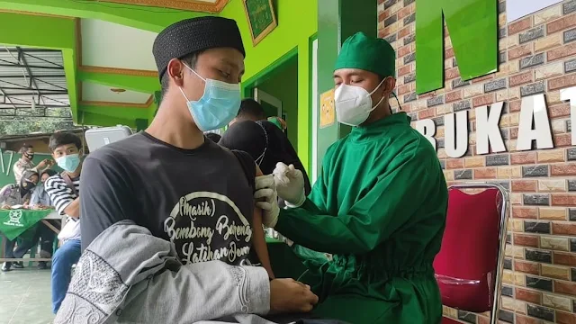 Santri Pondok Pesantren Nuurul Quran Bukateja Mendapatkan Vaksinasi Dari Polres Purbalingga