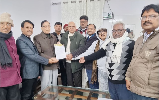 Jaunpur : ​व्यापार मण्डल ने ऑनलाइन ट्रेडिंग के विरोध में प्रधानमंत्री को सम्बोधित ज्ञापन सांसद को दिया