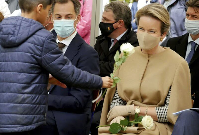 Queen Mathilde wore a camel wool cashmere cape coat from Natan. The Queen wore a pantsuit by Natan collection
