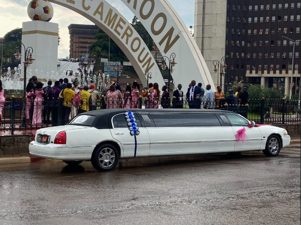 Location de Voiture de Mariage à Yaoundé: Élégance et Services Professionnels avec Cameroun Limousine