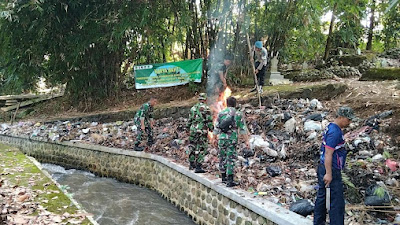 Kades Nanggerang Udi Wahyudi  Bersihkan Saluran Air Bersama Warga Secara Gotong Royong
