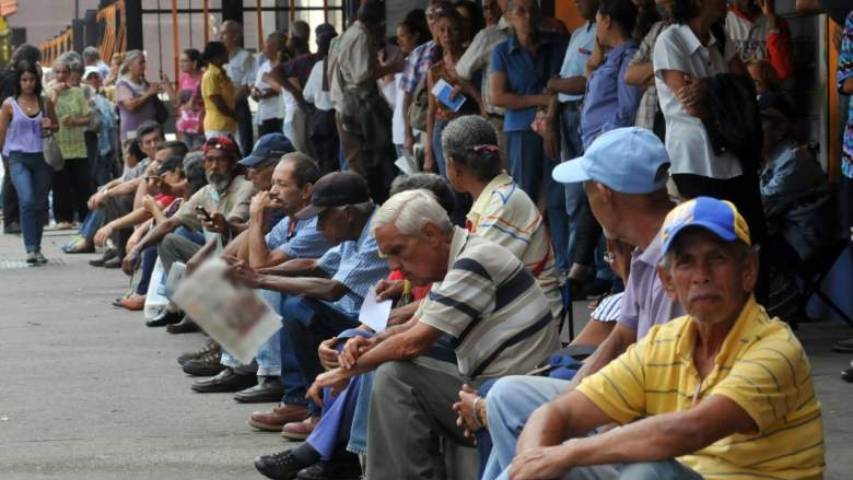 Piden que pensionados reciban retroactivo de aumento salarial desde el 1M