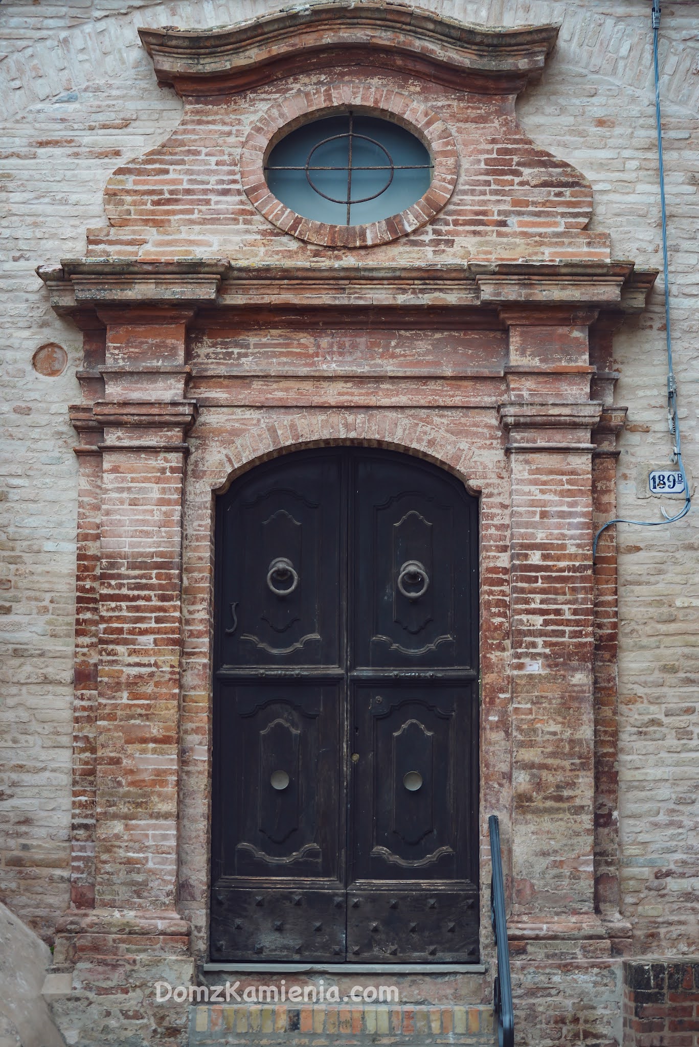 Sarnano, nieznany region Marche, Dom z Kamienia