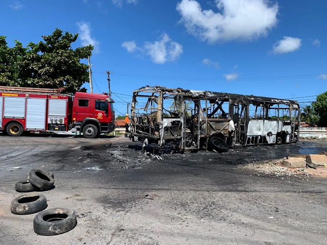 Ônibus incendiado interdita Ponte de Igapó em suas duas direções: vídeo