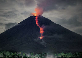 Awan Asap dan Abu Saat Gunung Semeru Meletus di Indonesia