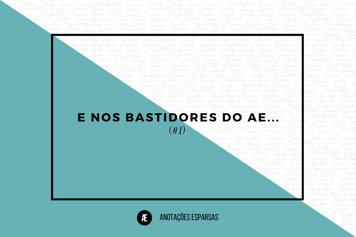 Imagem de fundo bicolor, azul e branco. No centro, o título do post: "E nos bastidores do AE... - EP #1".