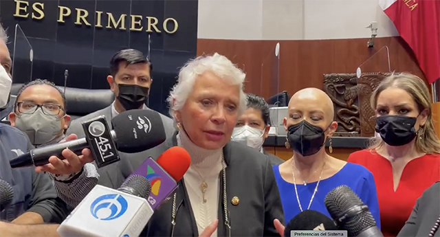 Inédito: sacan a reporteros del Senado mexicano