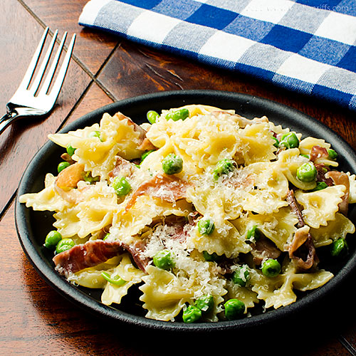 Pasta with Peas, Prosciutto, and Cream