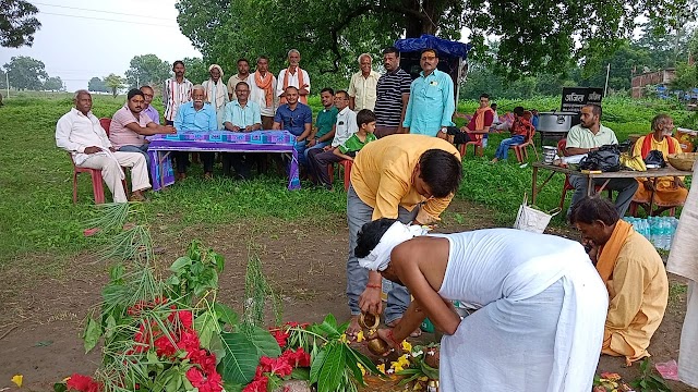 ग्रामीणों द्वारा इंद्र पूजा सह गोवर्धन किया गया ताकि क्षेत्र में अच्छी वर्षा हो। puja 