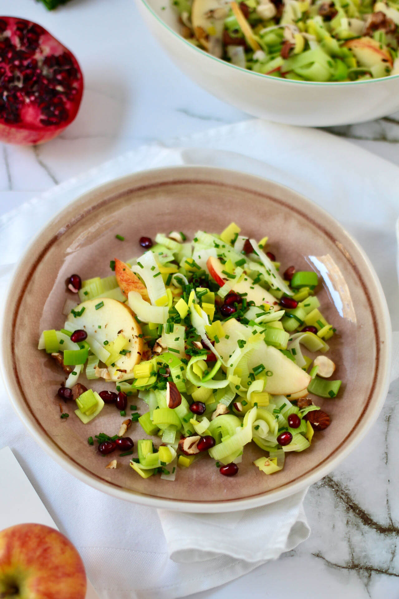 Apfel-Lauch Salat mit Nüssen