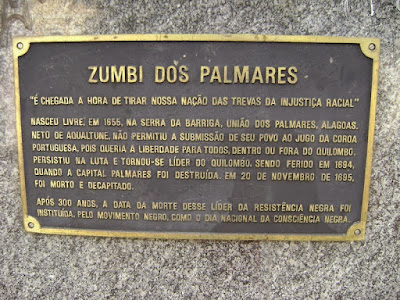 A foto mostra a Placa comemorativa aos 300 anos da morte de zumbi no dia nacional da consciência negra.