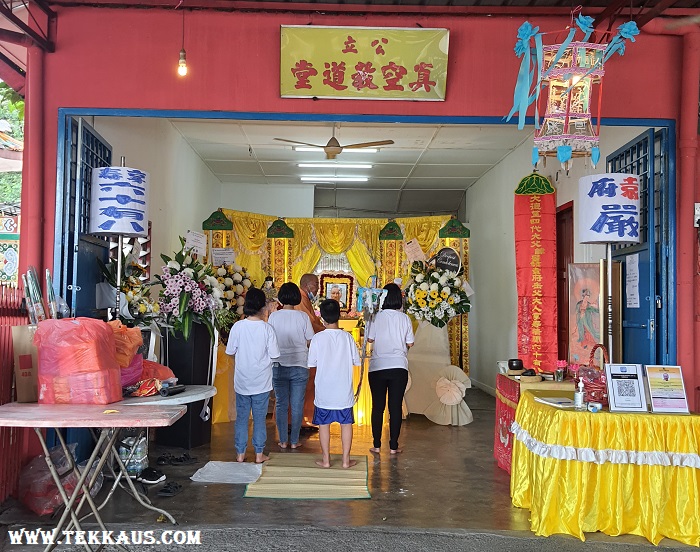 05 Chinese Praying Ceremony During Funeral Wake