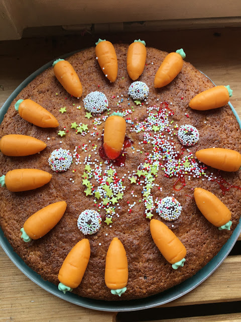 verzierter Karottenkuchen