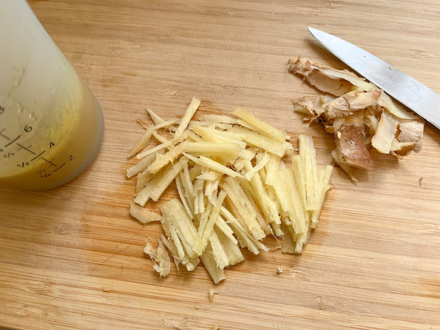 Making matchsticks out of the peeled ginger