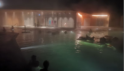 Los Vök Baths en invierno y de noche.