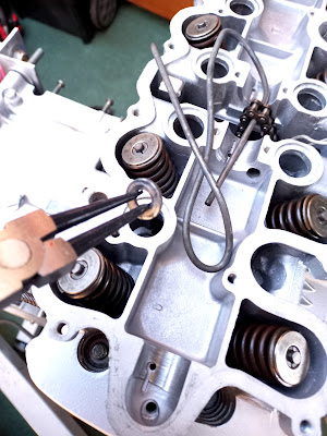 Fitting the cylinder head washers Honda CB500 K1 1972