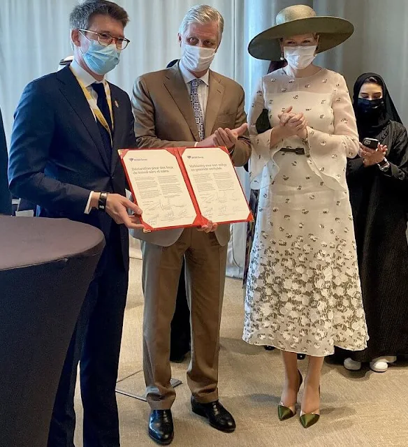 Queen Mathilde wore lace and tulle dress from Natan. King and Queen visited the pavilions of Belgium and United Arab Emirates