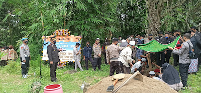 Suasana Pemakan Korban Polisi Tembak Polisi di Lombok Timur. Photo: R.Kautsar