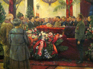 Lenin'in Sendikalar Evi'ndeki cenazesini konu alan Isaak Brodski'nin 1925 yılına ait tablosu