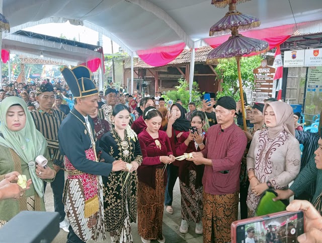 Sedekah Bumi Desa Mojo, Masyarkat Bawa Ingkung Untuk Makan Bersama