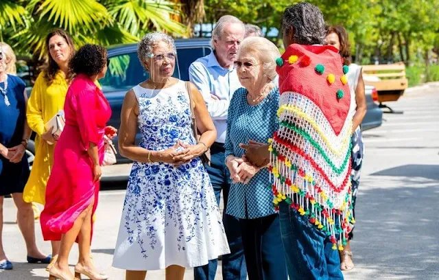 Princess Beatrix visited the sculpture garden of the Blauwbaai resort (Blue Bay) in Willemstad on Curacao
