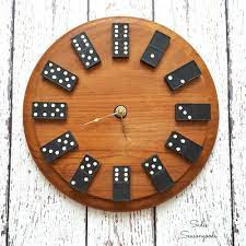 Relógio Com Dominó Quase todo mundo tem um joguinho de dominó velho em casa aposentado, se você também tem uma dica legal é utilizá-lo como algarismos num relógio reciclado.