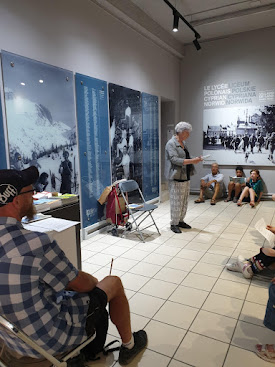 Anne conférencière sur 1944 en Vercors