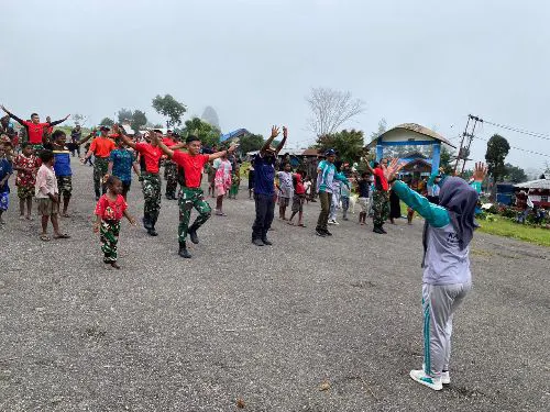Satgas Yonif 721/Makkasau Senam Bareng Pegawai Puskesmas