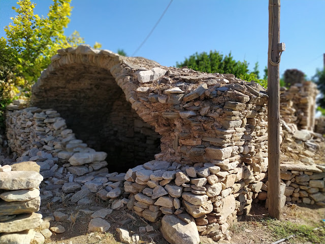 Αγία Θεοδότη. Τμήμα θολωτού κτηρίου, πιθανότατα υδραγωγείου, των ρωμαϊκών χρόνων.