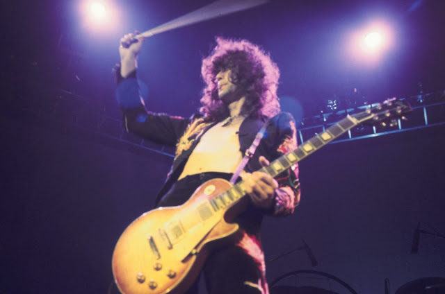 misundelse Tigge Moralsk 20 Amazing Photographs of Jimmy Page Playing Guitar With a Violin Bow in  the 1960s and 1970s ~ Vintage Everyday