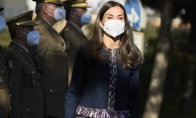 Queen Letizia wore a blue wool tweed coat from Carolina Herrera fall-winter 2015 collection. She wore blue nappa leggings by Uterque