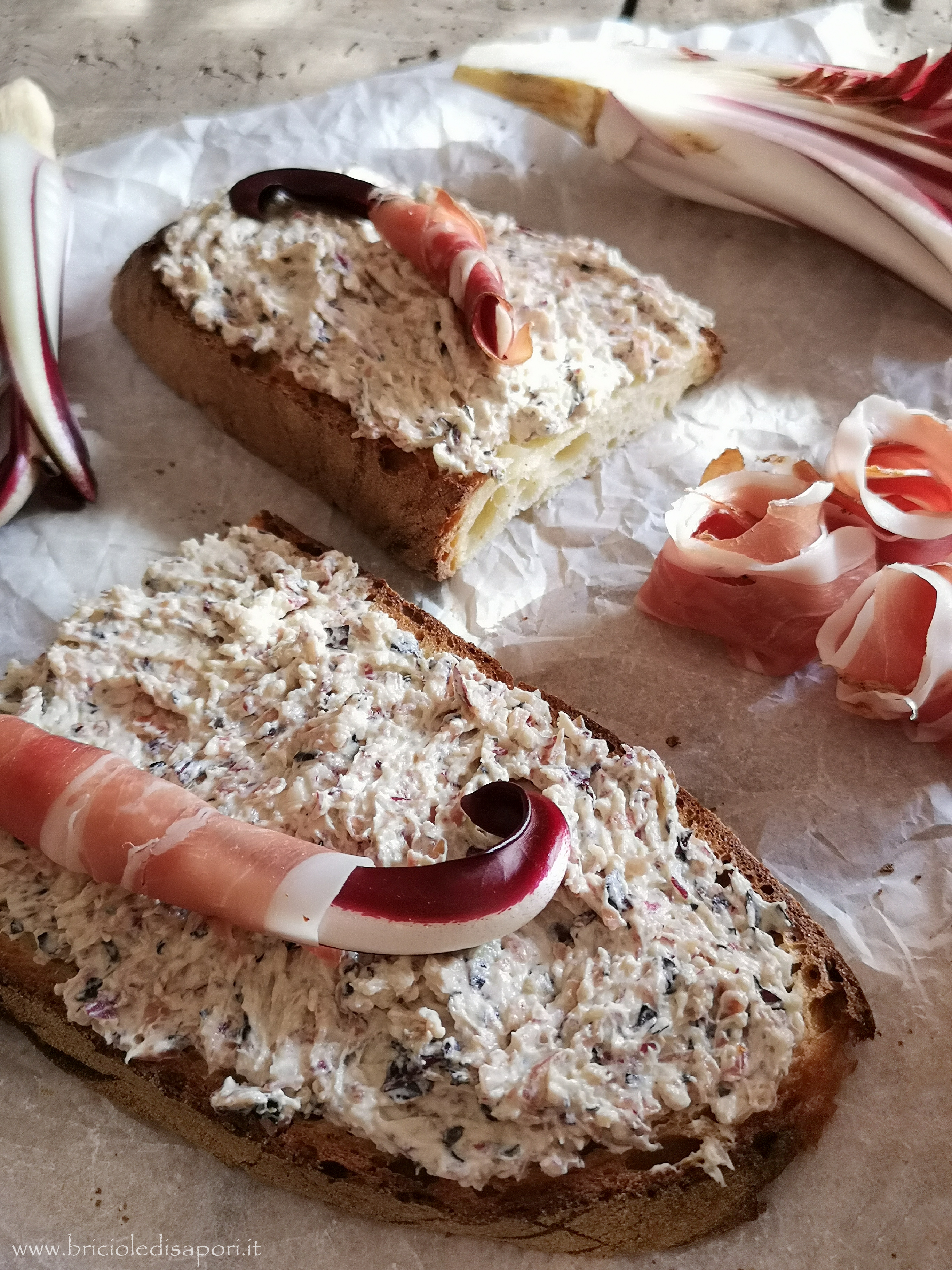 pane di altamura robiola speck e radicchio