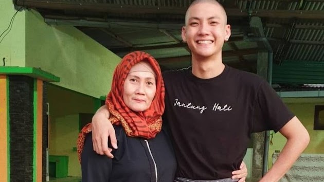 Foto Ibunda Berhijab Dikasihani, Pacar Agnez Mo Digeruduk Isu Pindah Agama, Netizen: Kasihan Imannya Dikorbanin Demi Perempuan