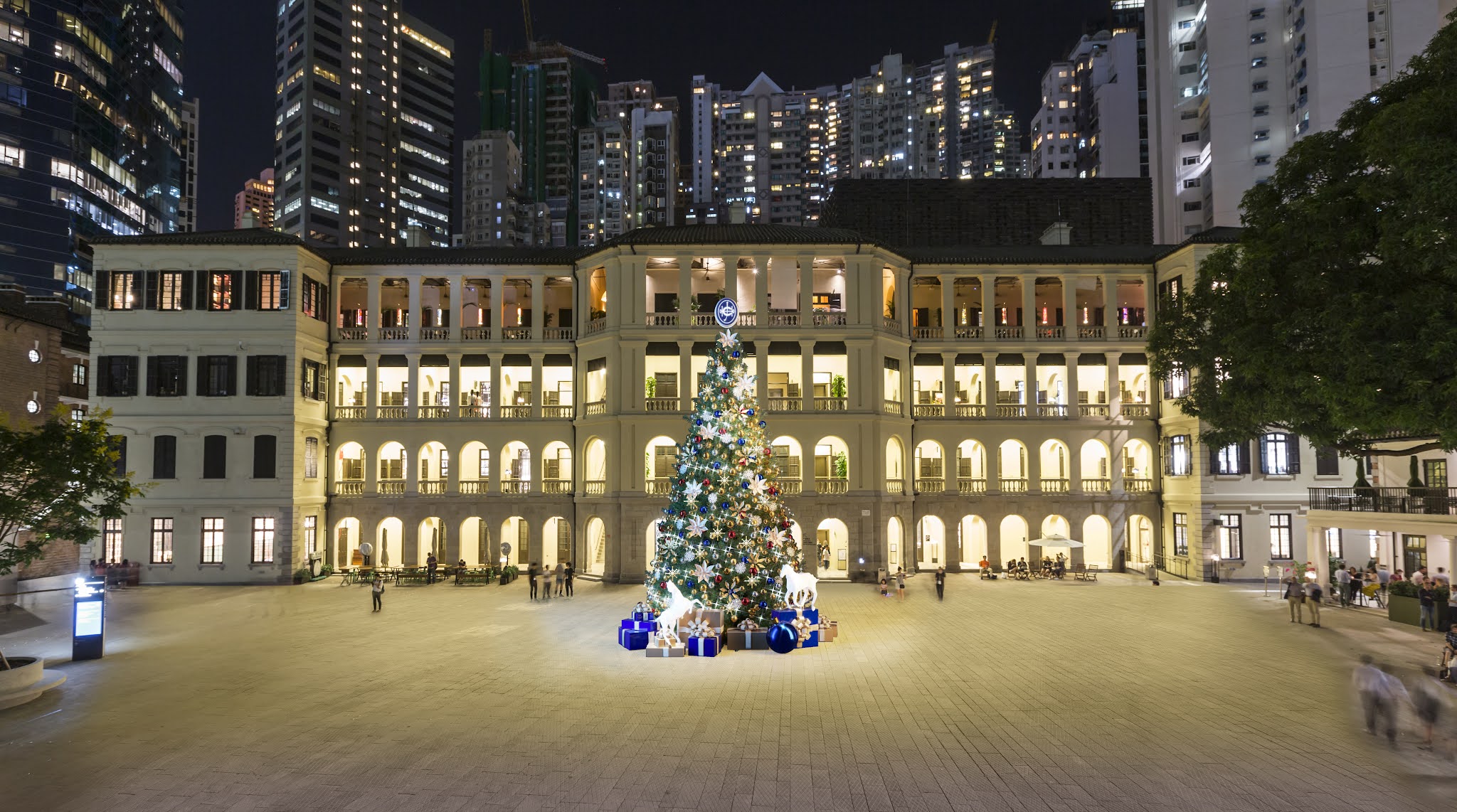 【大館閃爍節日巡禮】12米高巨型愛心樹、「玩轉大館馬戲季」馬戲演出及「BOOKED: 香港藝術書展」