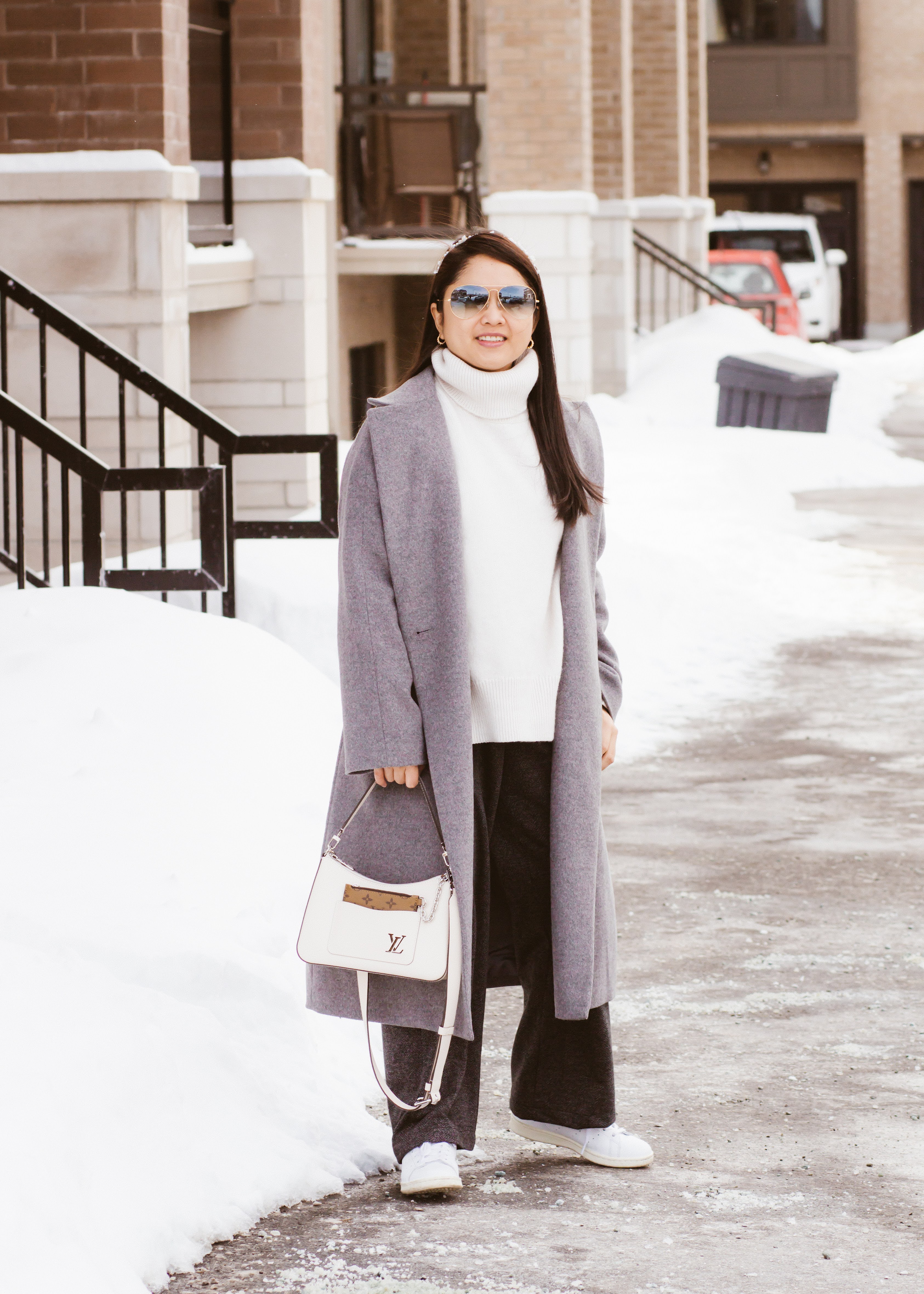 Petite Spring Outfit | Louis Vuitton Marelle Epi Leather in Quartz | Adidas Stan Smith | H&M Oversized Sweater | Ray-Ban Aviators | Uniqlo Long Gray Coat