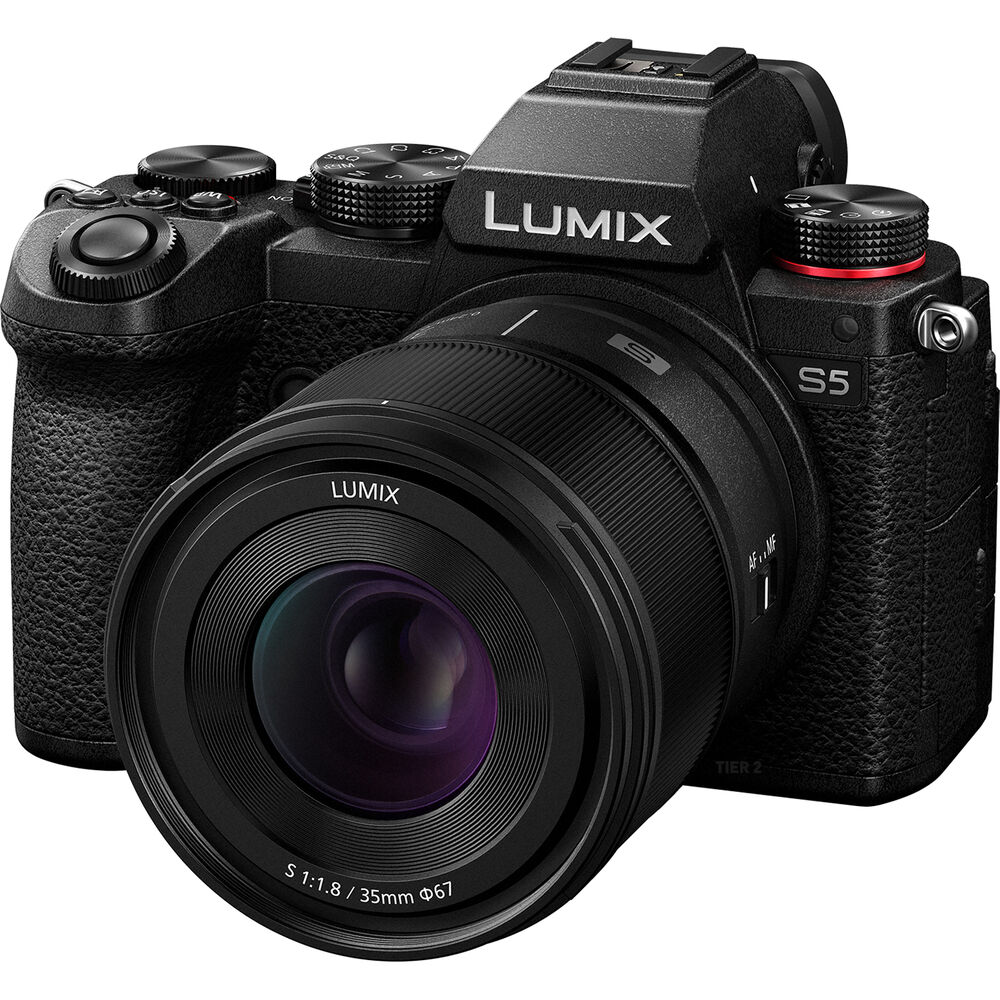 Объектив Panasonic Lumix S 35mm f/1.8 с камерой Panasonic Lumix S5