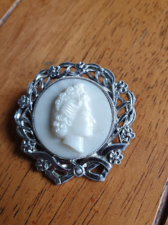 Queen Elizabeth cameo brooch