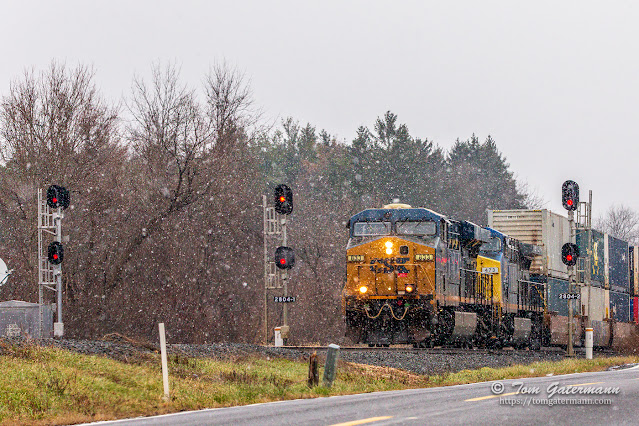I017, with CSXT 833 and CSXT 473, split the block signals for Track 2 and Track 1 at CP280