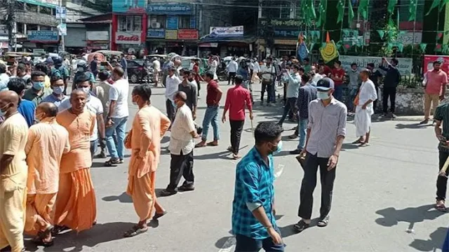 চট্টগ্রাম নগরীর আন্দরকিল্লা মোড় এলাকায় সড়ক অবরোধ করে বিক্ষোভ করেন হরতাল সমর্থকরা। ছবি: সংগৃহীত