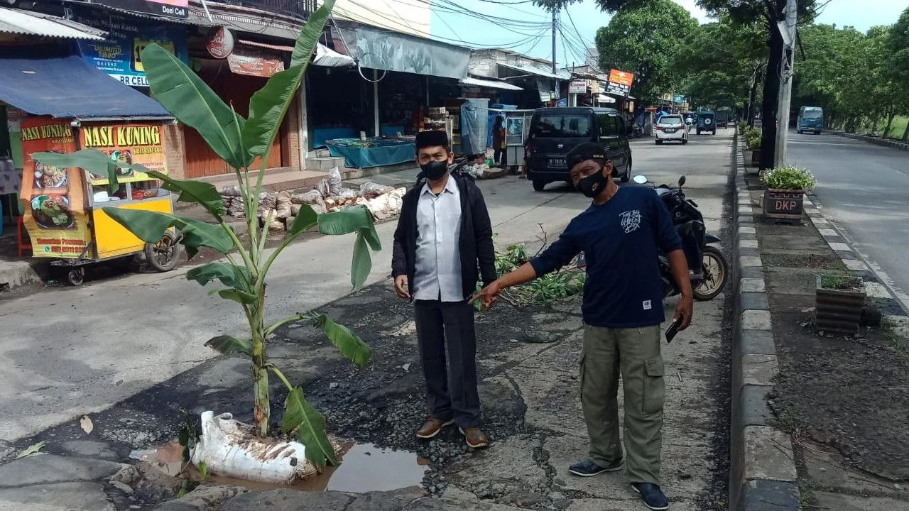 Jalan Rusak Tak Kunjung Diperbaiki Kerap Bikin Kecelakaan, Warga Akhirnya Inisiatif Tanam Pohon Pisang Biar Bermanfaat