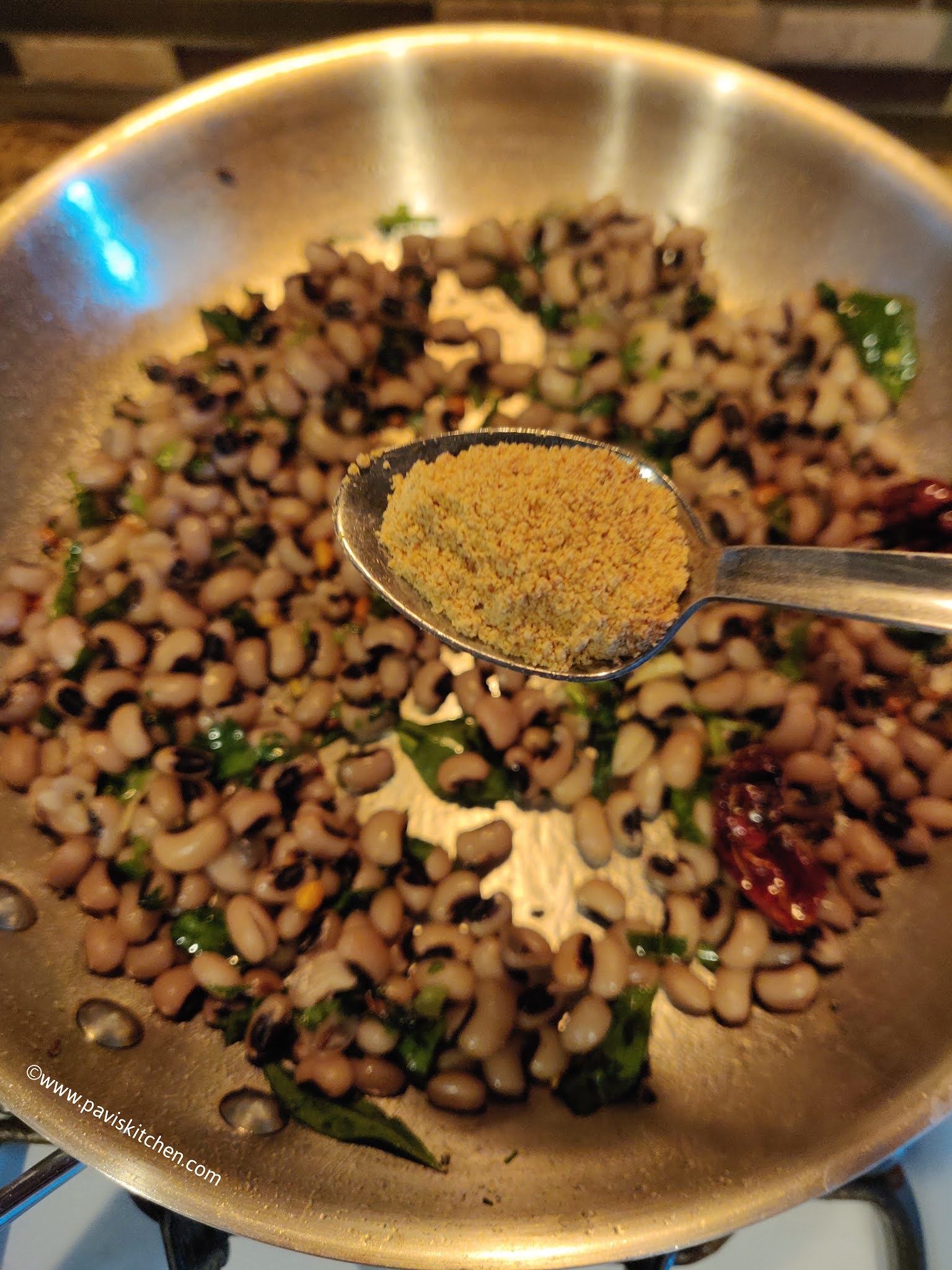 Karamani sundal recipe | black eyed peas sundal | white karamani sundal | lobia sundal