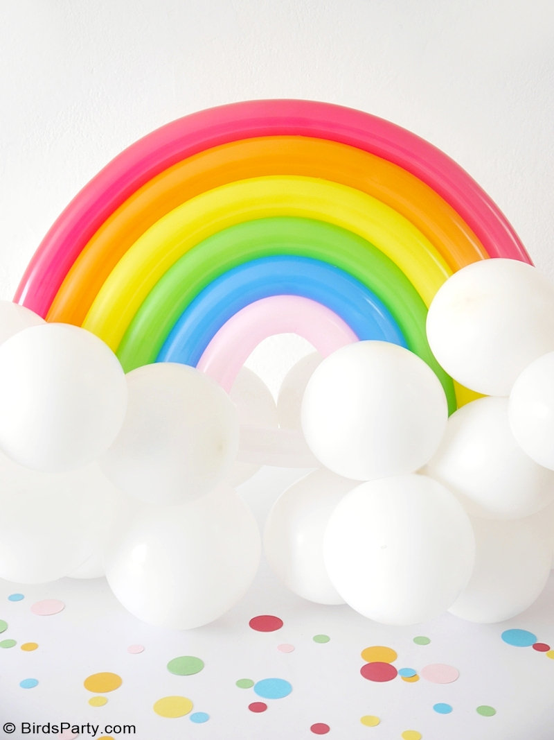 Decoración de arcoíris con globos de pie fáciles de hacer tú mismo: ¡aprende a hacer esta divertida y rápida instalación de globos para una mesa de cumpleaños, una fiesta o un fondo de fotomatón!  por BirdsParty.com @birdsparty #rainbow #balloon #balloonarch #globos #stpatricksday #rainbowballoon #balloonart #ablloonstand #diyrainbow #rainbowdiy #rainbowballoon #rainbowcrafts