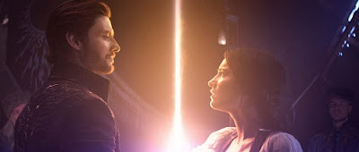 Un hombre y una mujer se miran mientras entre ellos sale un haz de luz