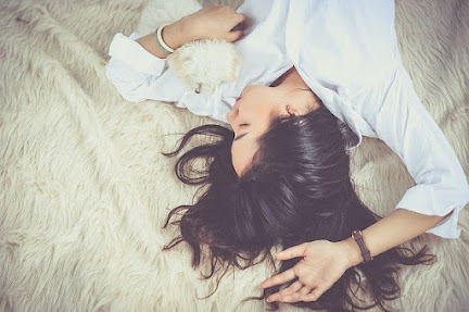 lady sleeping on bed sheets