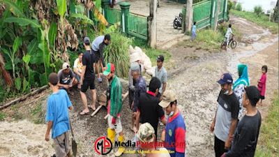 Ditengah Ekonomi Yang Sulit,Warga Berjibaku Perbaiki Jalan Rusak