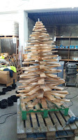 Árboles de Navidad hechos con palets de madera reciclados