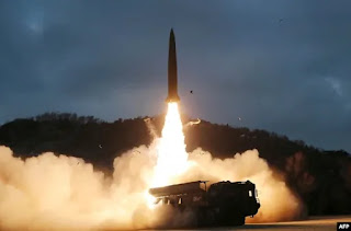 Uji tembak rudal taktis permukaan-ke-permukaan yang dilakukan oleh Akademi Ilmu Pertahanan DPRK di sebuah lokasi yang dirahasiakan