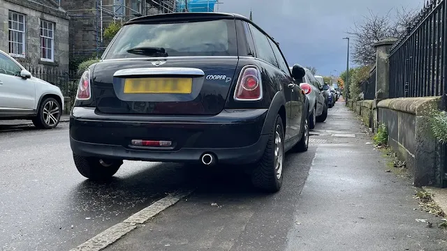 Drivers who mount the kerb could face a £100 fine-BBC