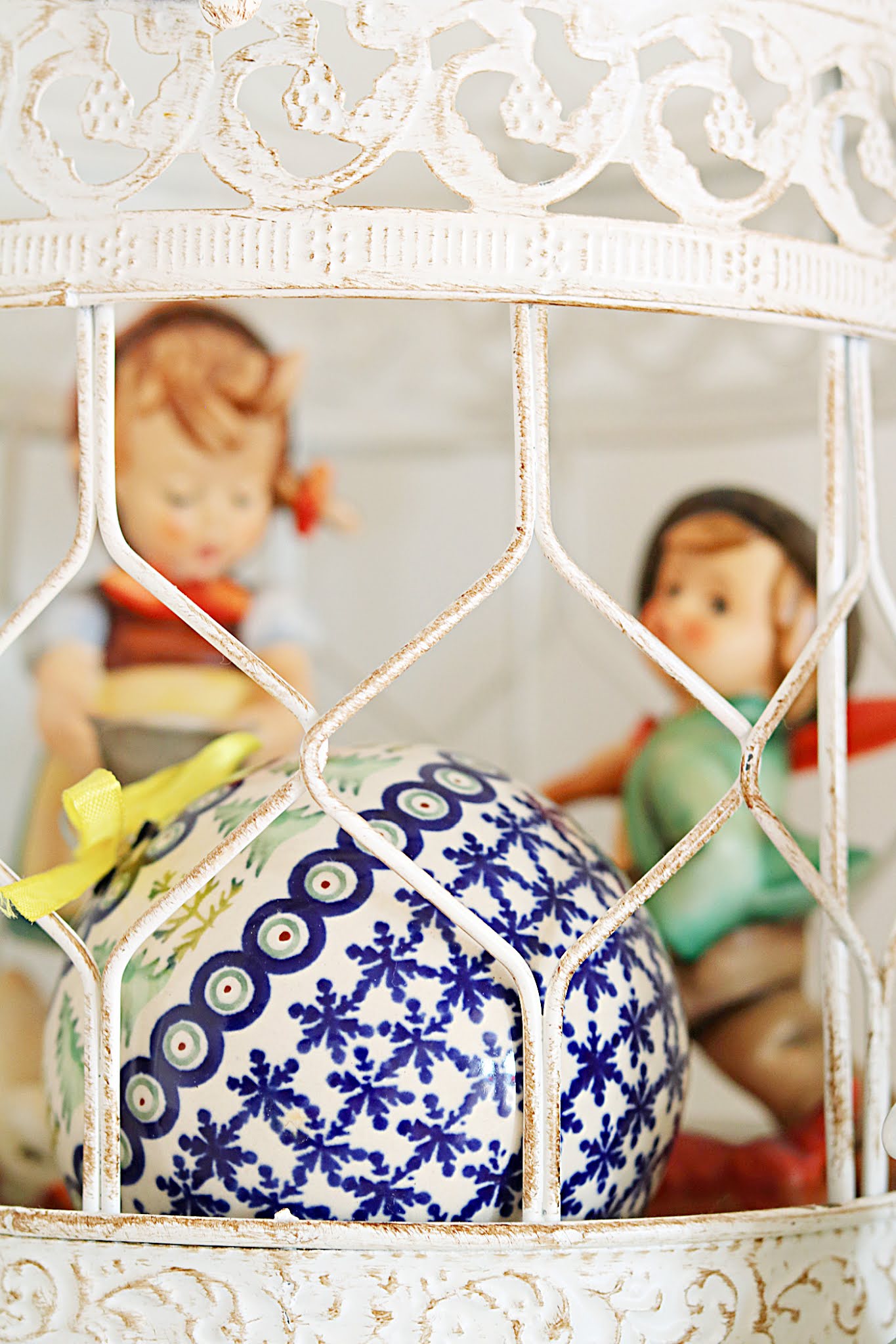 Christmas-vignette-birdcage-decorating-homemaking